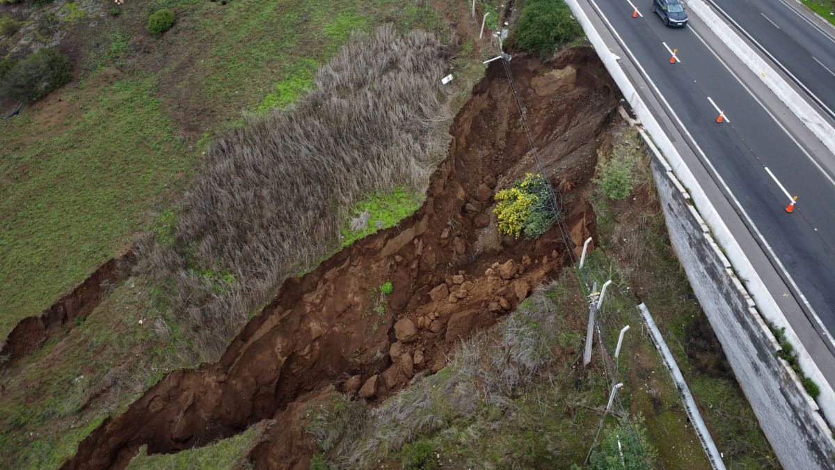 Alerta por nuevo socavón en Concón: Camino internacional podría ceder ante nuevo sistema frontal