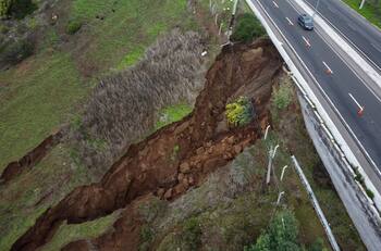Alerta por nuevo socavón en Concón: Camino internacional podría ceder ante nuevo sistema frontal