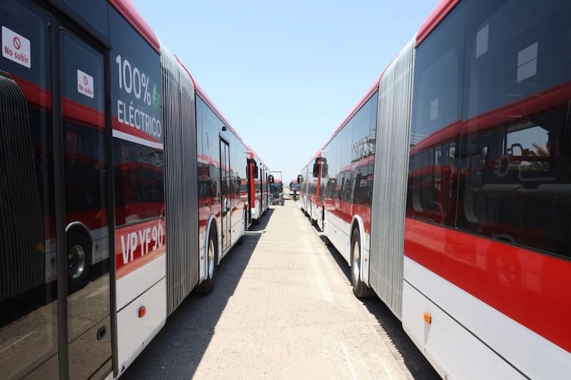 Gracias a su puente articulado, estas micros pasarán de transportar 90 personas a poder llevar a 140 en un solo viaje, mejorando la calidad de vida de sus usuarios. Créditos: Red Movilidad.