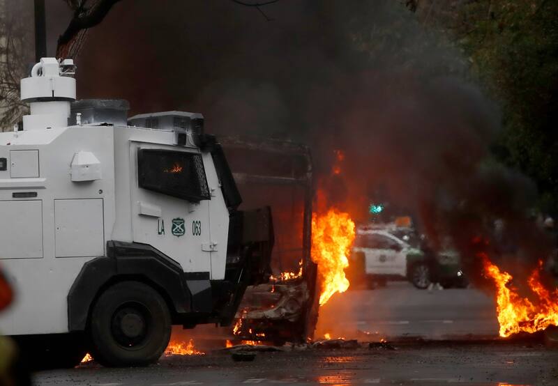 Encapuchados rociaron a un inspector con líquido acelerante.