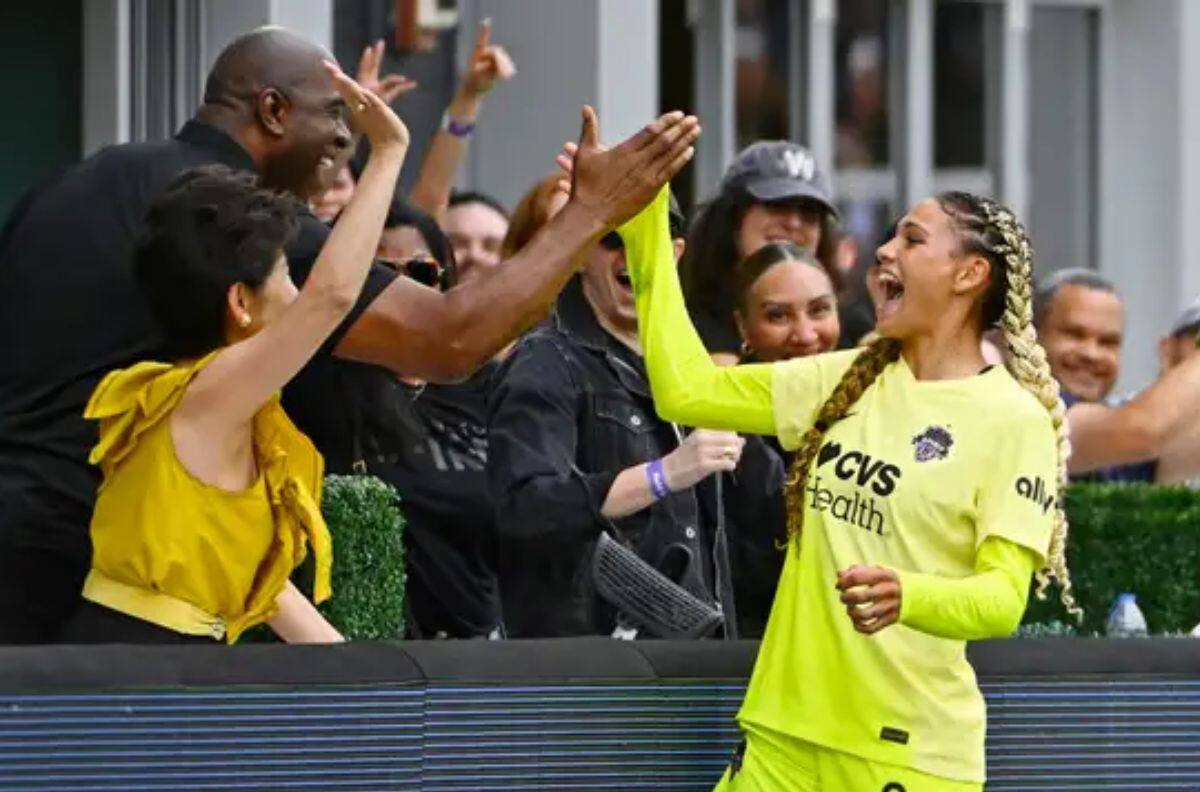 VIDEO | Futbolista realiza un notable tributo a la NBA: hizo un Slam Dunk y celebró con Magic Johnson