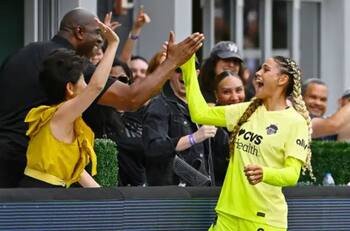 VIDEO | Futbolista realiza un notable tributo a la NBA: hizo un Slam Dunk y celebró con Magic Johnson