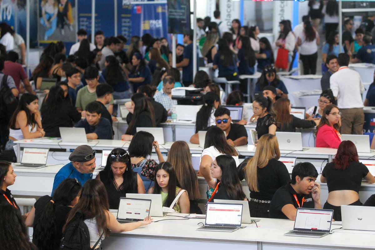 Chile lidera ranking de países con mayor alza de ingresos por estudios superiores.