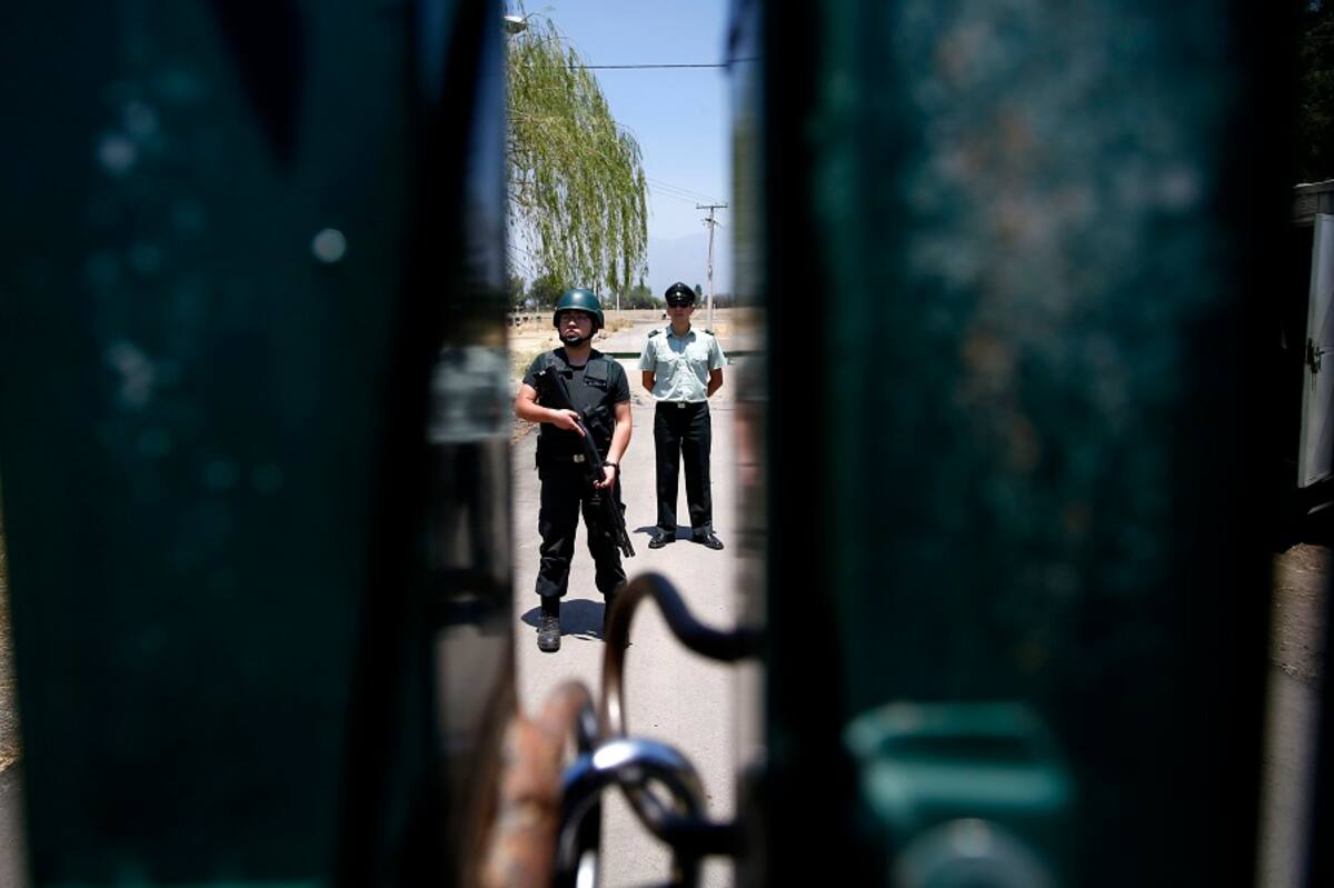 Punta Peuco, 23 de diciembre de 2016.
Gendarmes son fotografiados durante la ceremonia ecumenica privada en la carcel de Punta Peuco donde ocho de los reos pediran disculpas por los crimenes y violaciones a los Derechos Humanos que cometieron. Andres Pina/Aton Chile