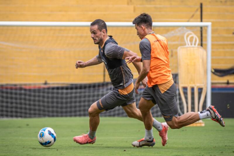 está a un paso de volver al fútbol chileno. (Foto: @BarcelonaSC)