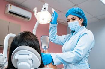 Sobre los $2.000.000 mensuales: Las universidades que garantizan mejores sueldos en Odontología, según Mineduc