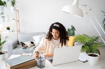 Enorme empresa española busca trabajadores para puestos 100% remotos: Así puedes postular