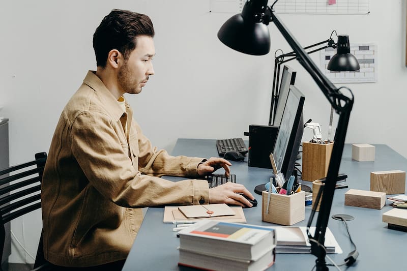 Conoce la renta bruta ofrecida para cada cargo. Créditos: Pexels.