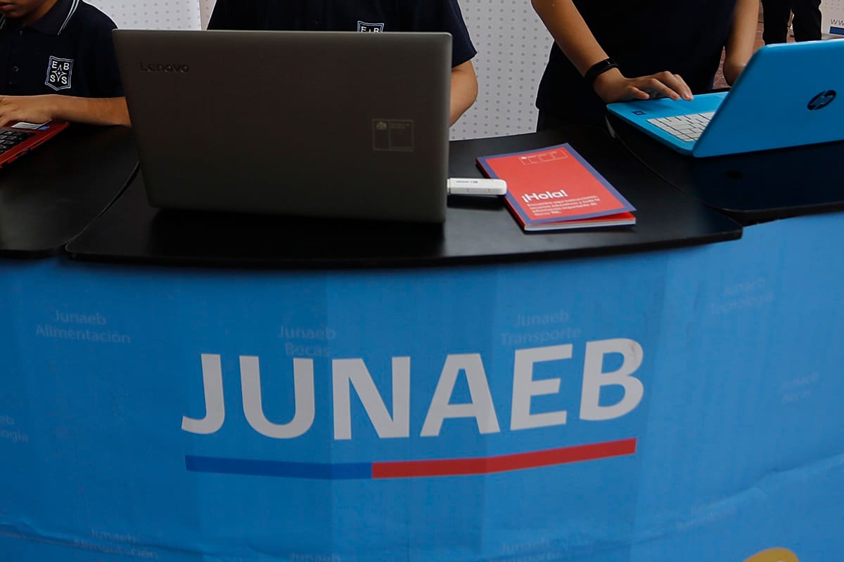 También hay salarios en Junaeb de más de $1.800.000.