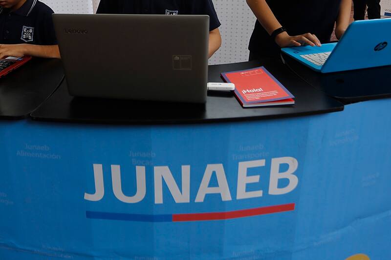 También hay salarios en Junaeb de más de $1.800.000.
