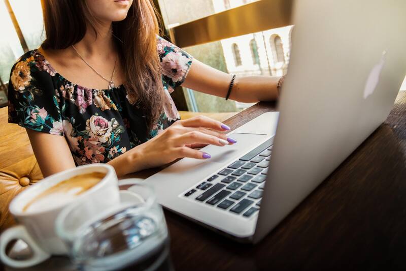 Revisa las ofertas de trabajo híbrido de la empresa bancaria.