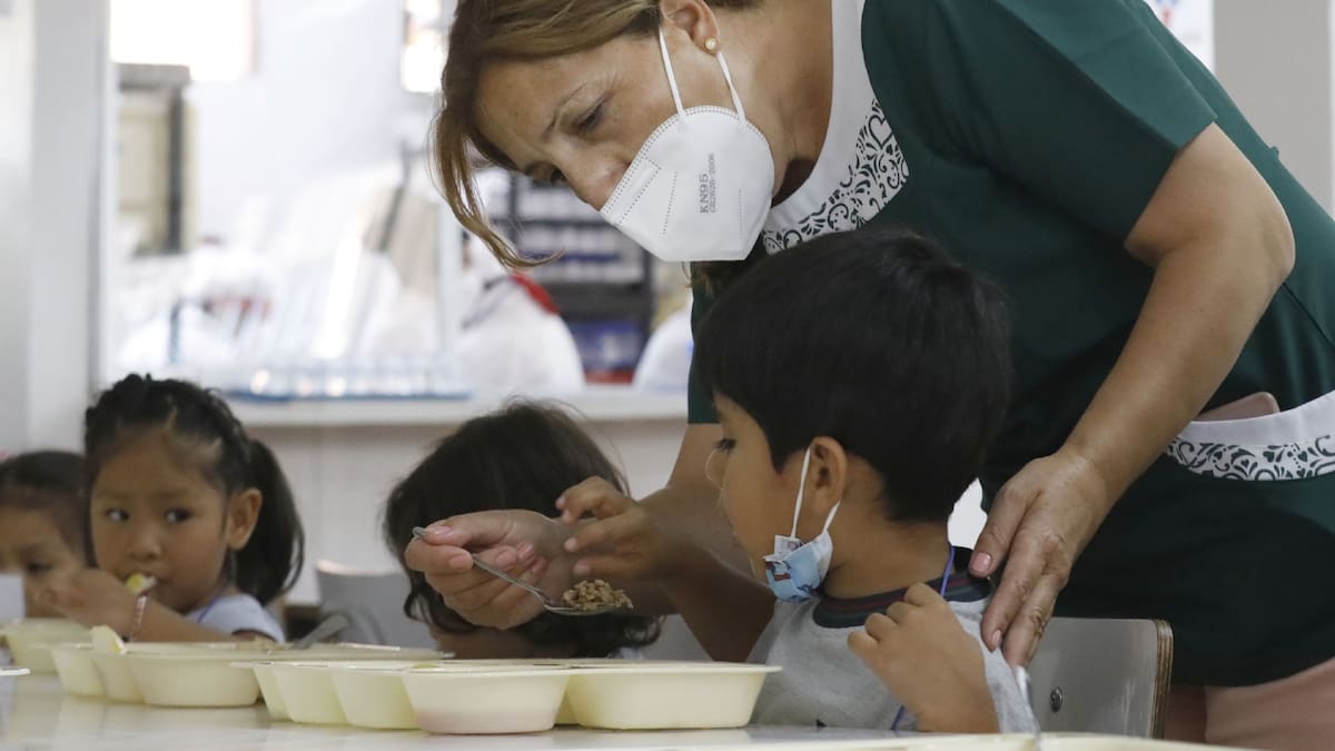 FACH ofrece sueldos de hasta $1.400.000: buscan educadoras de párvulo y jardineros