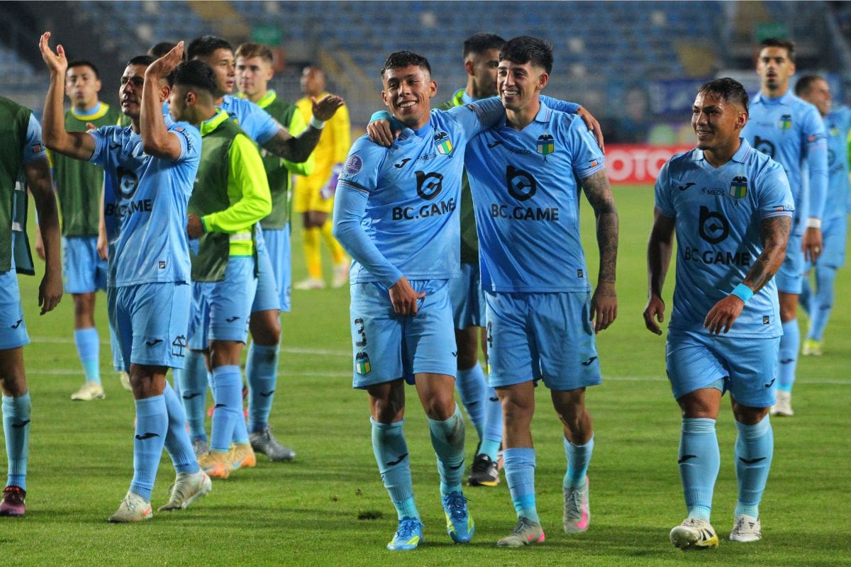 El elenco rancagüino tras ganarle a Millonarios en la Copa Sudamericana. Foto: Agencia Aton.