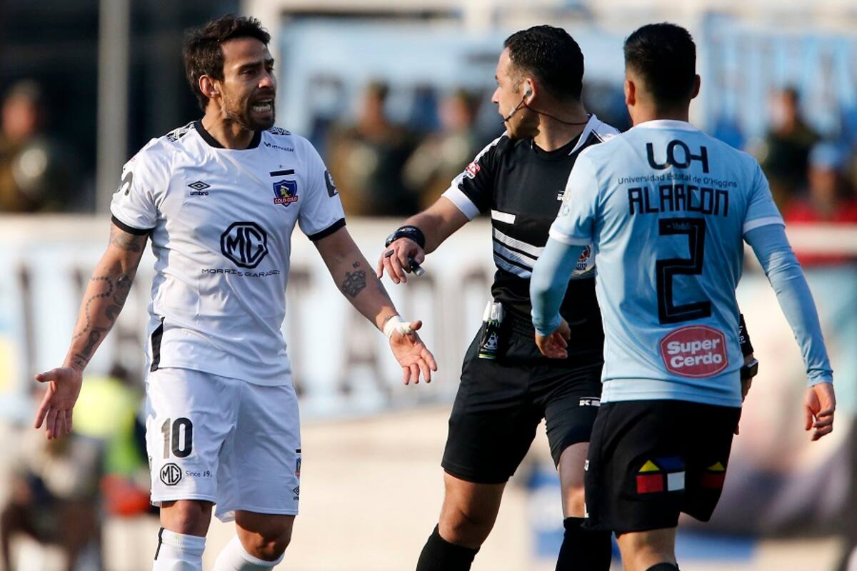 Futbol, O'Higgins vs Colo Colo
Tercera fecha, segunda rueda, campeonato Nacional 2019
El arbitro Angelo Hermosilla, centro, discute con el jugador de Colo Colo Jorge Valdivia durante el partido de primera division ante O'Higgins disputado en el estadio El Teniente de Rancagua, Chile.
11/08/2019
Andres Pina/Photosport
Football, O'Higgins vs Colo Colo
Third date, second round, National Championship 2019
Referee Angelo Hermosilla argues with Colo Colo's player Jorge Valdivia during the first division match against O'Higgins held at the El Teniente stadium in Rancagua, Chile.
11/08/2019
Andres Pina/Photosport