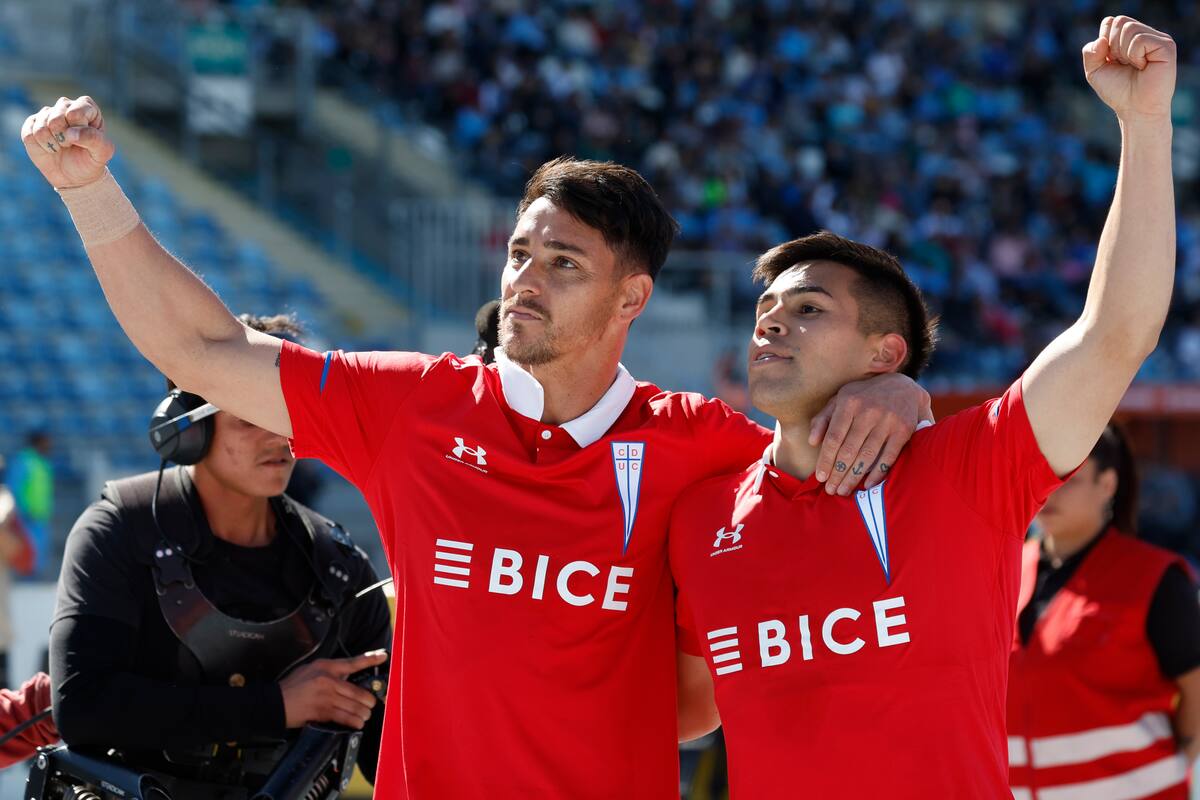 El jugador de Universidad Catolica Fernando Zampedri, izquierda, celebra con Alexander Aravena su gol contra O’Higgins