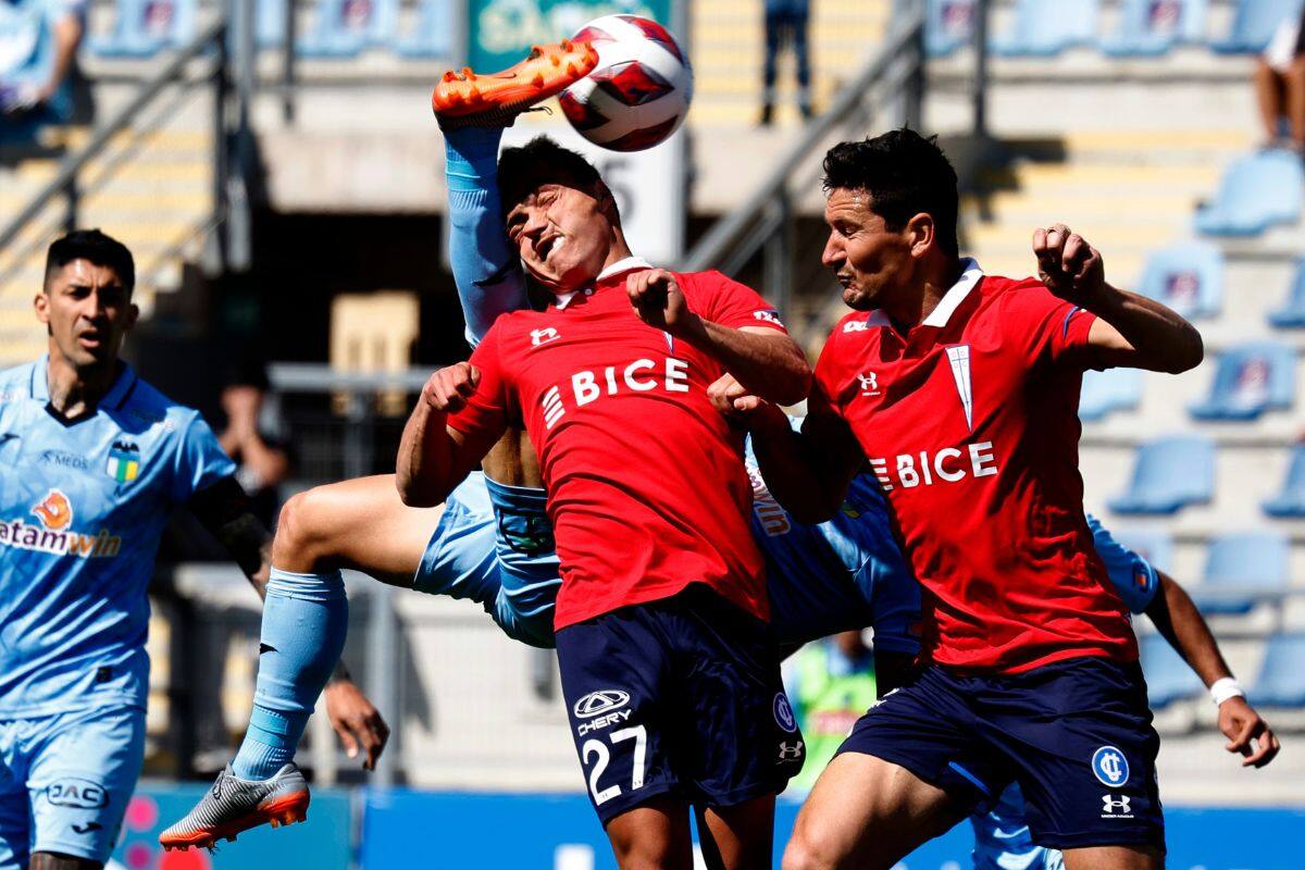 El momento exacto en que Francisco Arancibia impacta en el rostro a Jorge Ortiz, al intentar una chilena en el área de Universidad Católica. Foto: Agencia Aton.