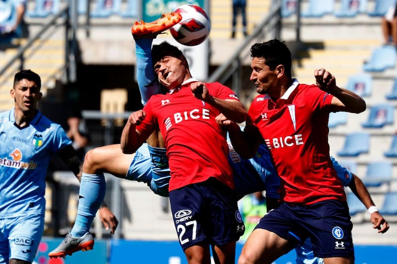 El momento exacto en que Francisco Arancibia impacta en el rostro a Jorge Ortiz, al intentar una chilena en el área de Universidad Católica. Foto: Agencia Aton.