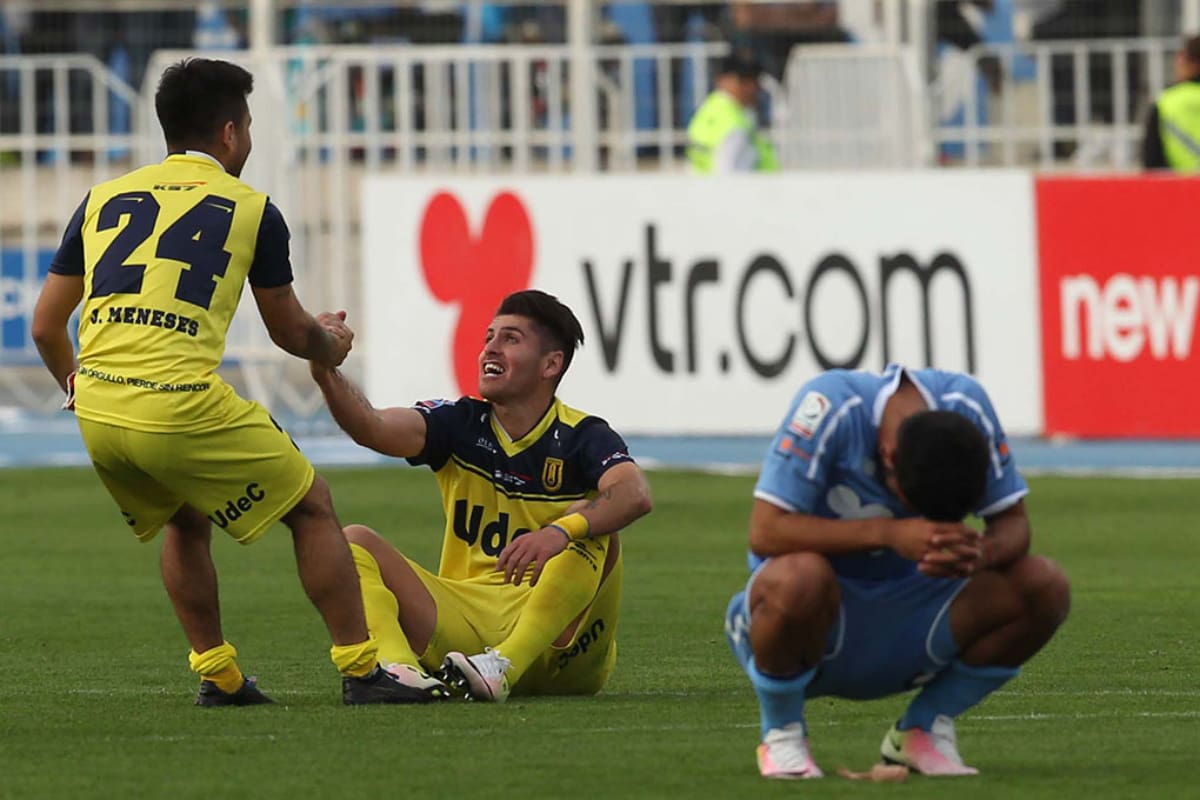 Jugador de O'Higgins se lamenta, mientras celebran Jean Meneses y Fernando Manríquez en el Caludura 2016.