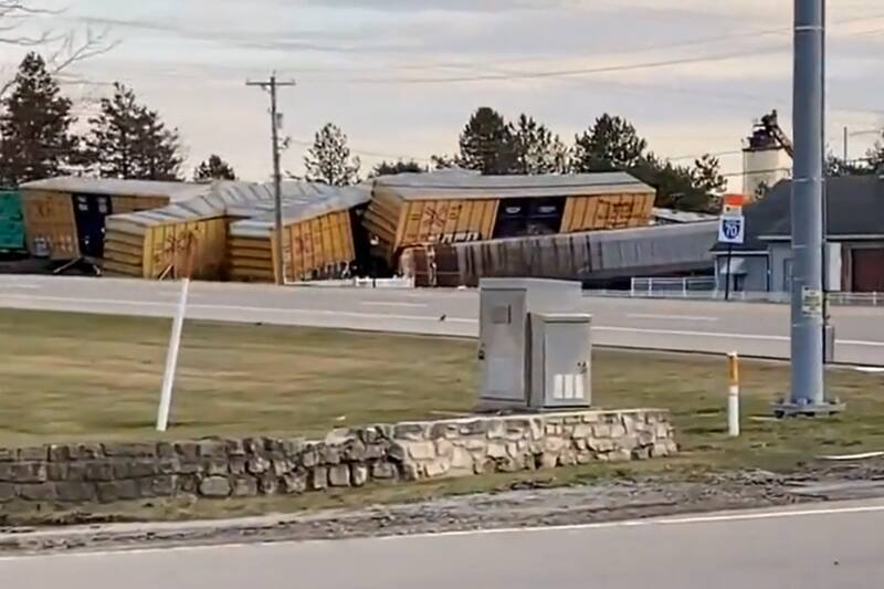 Tren de 200 vagones descarrila en Springfield. Créditos: Captura video