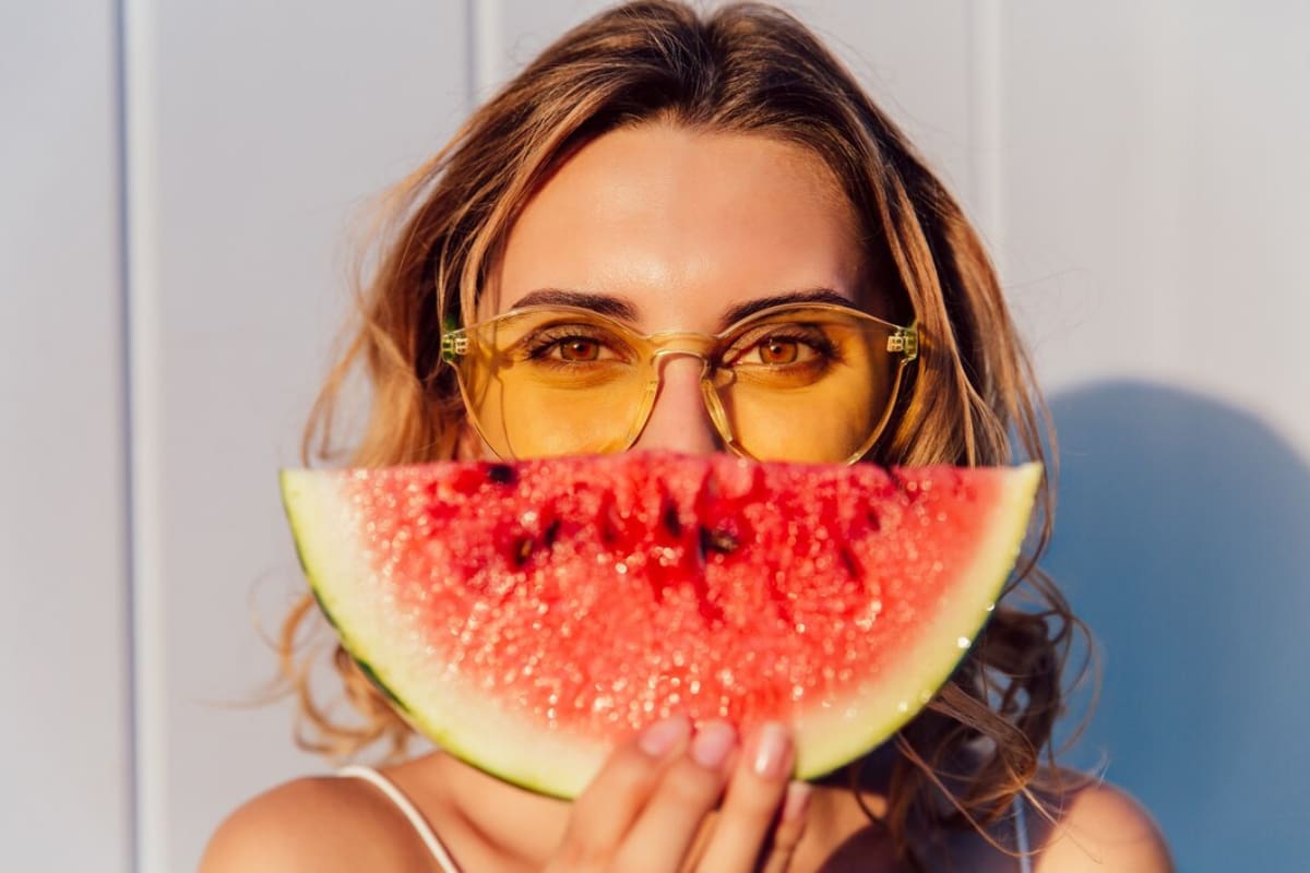 Expertos recomiendan frutas y verduras para mantener el cuerpo hidratado durante las jornadas de calor.