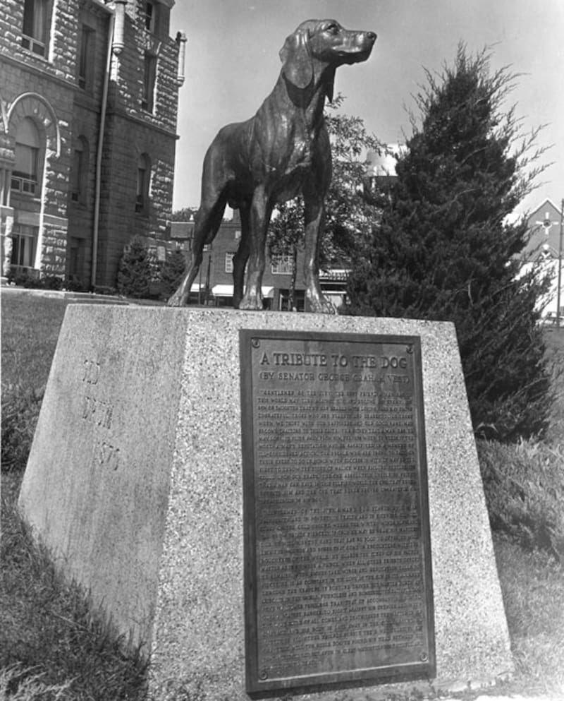 Estatua en honor a Old Drum y al discurso de Vest.