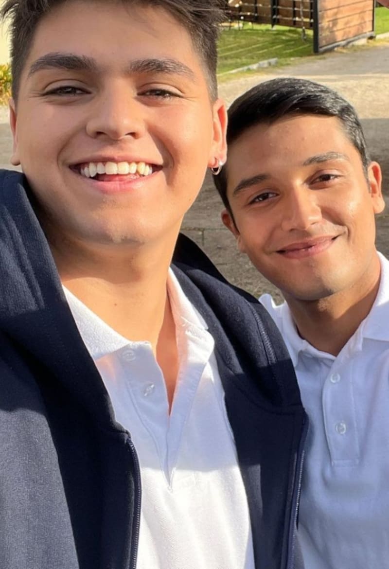 Oliver Borner y Andrew Bargsted en el set de "Como la vida misma" / Créditos: Instagram