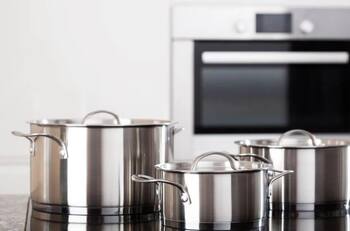 Ni vinagre ni desengrasante: Con solo dos productos puedes dejar tus ollas brillantes y como nuevas