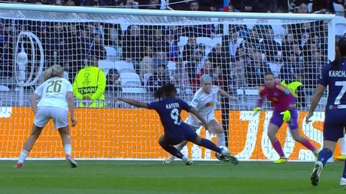 VIDEO | ¿Pudo hacer algo más Tiane Endler? El gol con que PSG le gana a Olympique de Lyon en Champions League