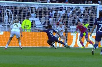 VIDEO | ¿Pudo hacer algo más Tiane Endler? El gol con que PSG le gana a Olympique de Lyon en Champions League