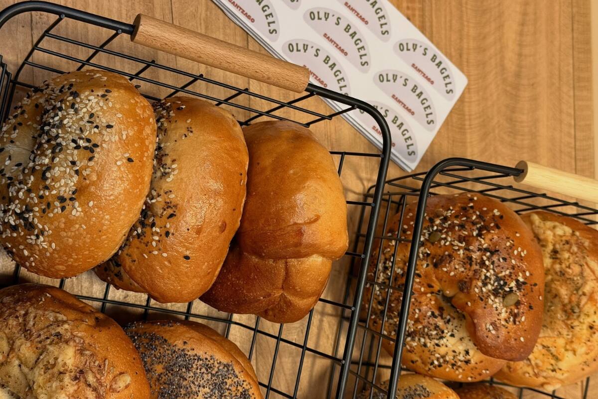 En este restaurante capitalino, cada persona puede armar su sándwich con los ingredientes que quiera entre opciones tradicionales y veganas. Créditos: Oly's Bagel en Instagram.