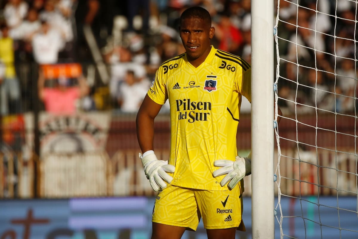 Omar Carabalí jugando por Colo Colo en 2022.