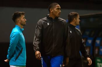 El complicado momento de Omar Carabalí tras salir de Colo Colo: vive días claves para su futuro