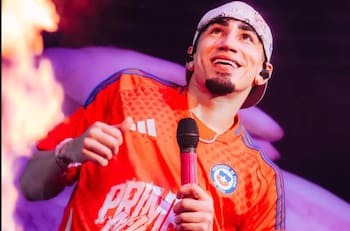 VIDEO | Con la camiseta de La Roja: la estrella del reggaetón que cerró su gira mundial en Chile