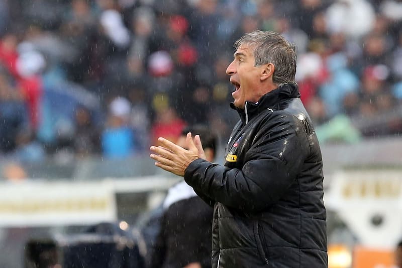 "Mis primeros seis partidos en Colo Colo fueron difíciles, porque jugábamos casi sin público, porque el estadio estaba semi clausurado, y los resultados no fueron buenos", recuerda.
