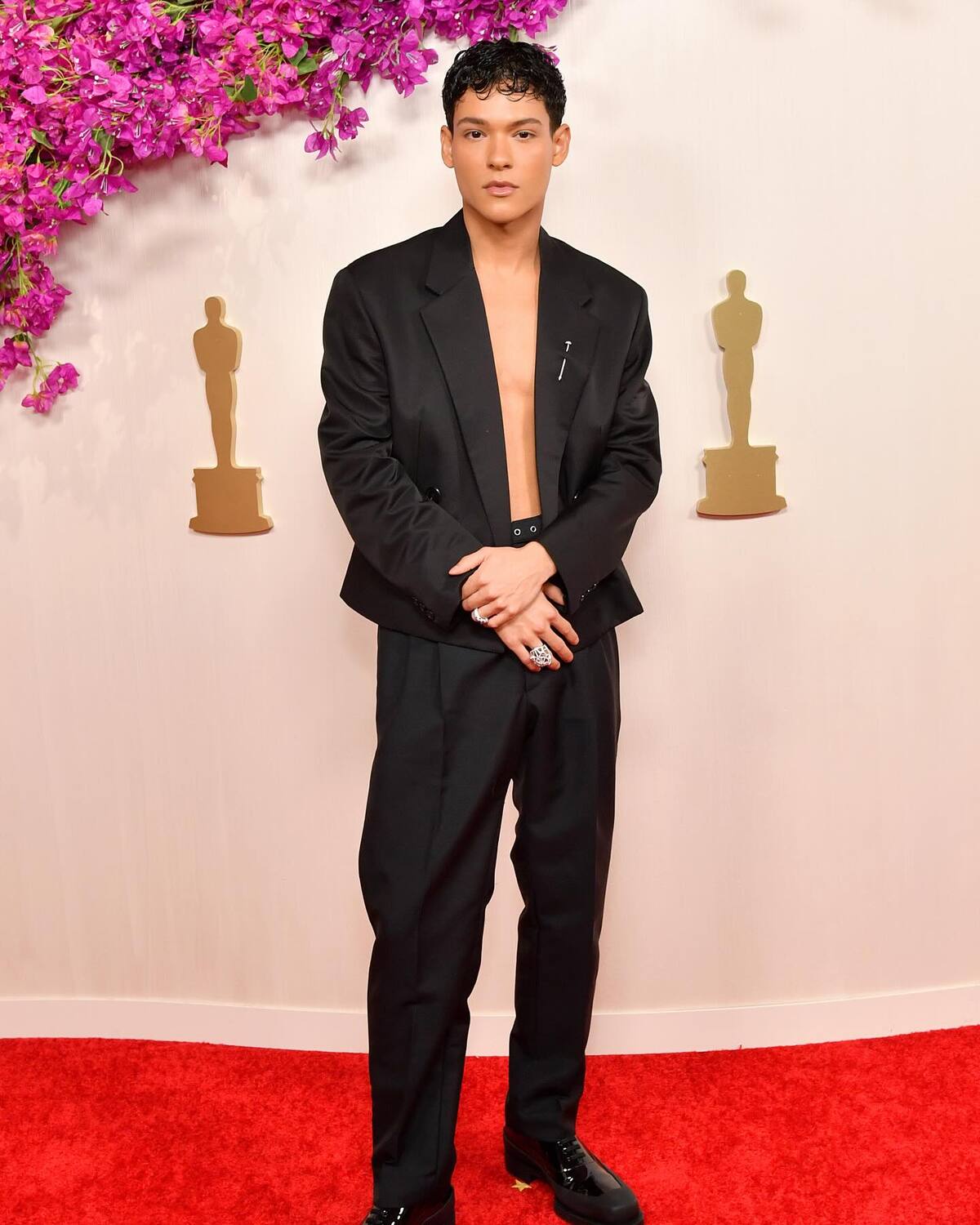 es Simon Eriksson en "Jóvenes Altezas" de Netflix