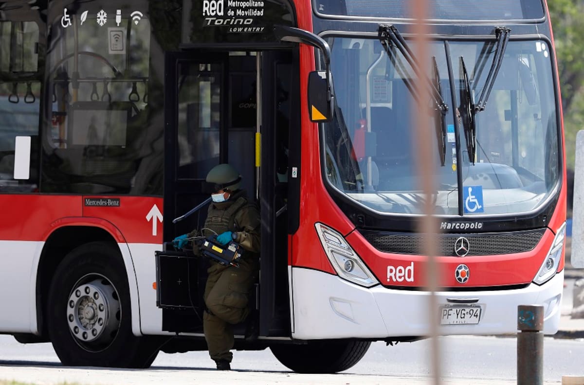 Plaza Baquedano: Caja sospechosa en micro provoca operativo de emergencia