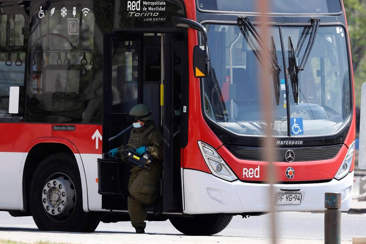 Santiago 10 octubre 2020
Gope de carabineros realiza operativo por caja sospechosa al interior de un bus del transantiago en Plaza Italia.
Dragomir Yankovic/Aton Chile