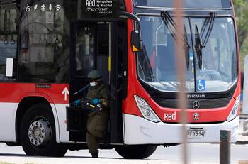 Plaza Baquedano: Caja sospechosa en micro provoca operativo de emergencia