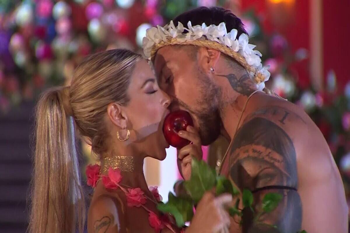 y Luis Mateucci derrocharon sensualidad como Adán y Eva. Créditos: Canal 13