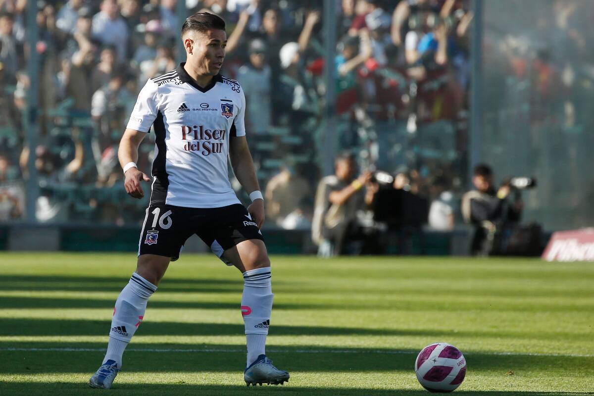 El lateral Óscar Opazo tendría la posibilidad de volver a vestir los colores de Colo Colo. (Foto: Agencia Aton)