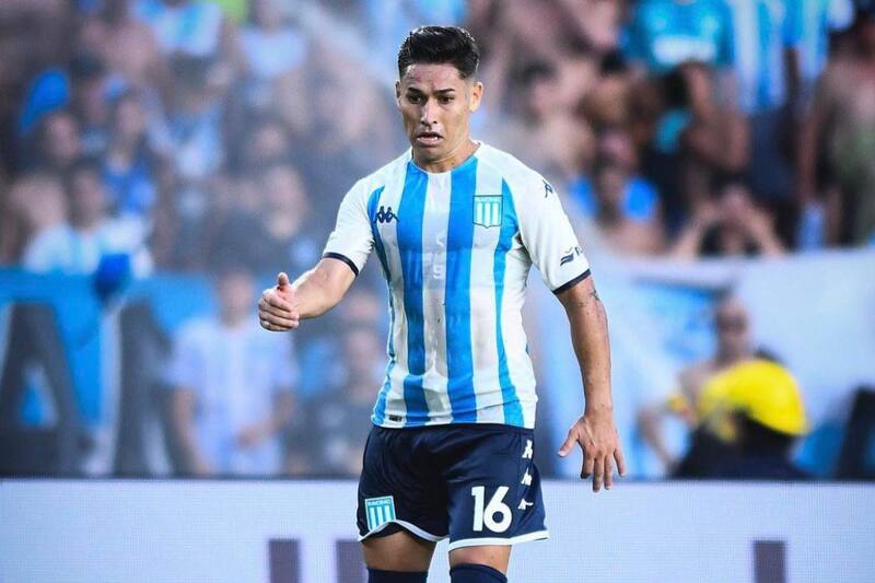 El lateral derecho podría volver a Colo Colo en este mercado de invierno tras poco más de cinco meses en Racing de Avellaneda. (Foto: @0scar.0pz)