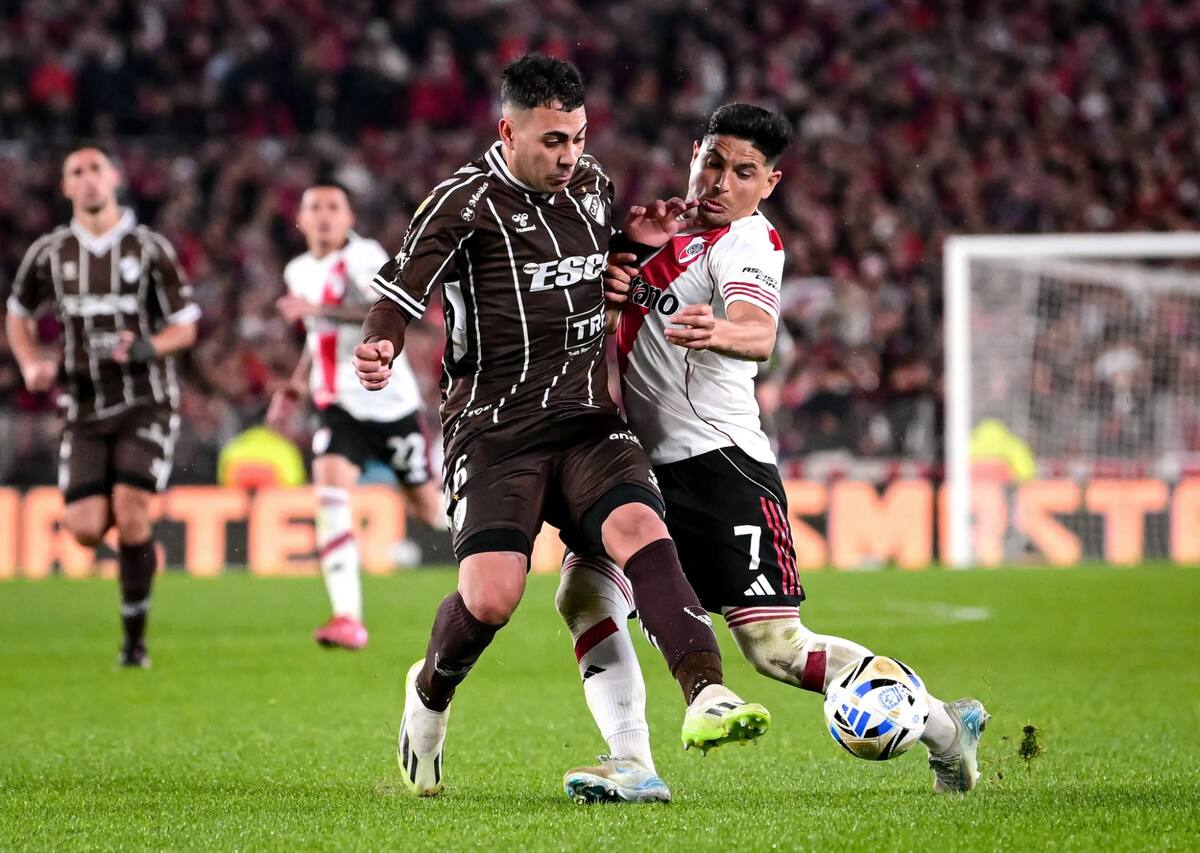 El defensor argentino aparece en la órbita de Colo Colo y podría ser el reemplazo de Alan Saldivia.