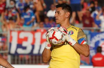 Remezón en el fútbol chileno: Óscar Ustari deja Audax Italiano y buscará nuevo equipo