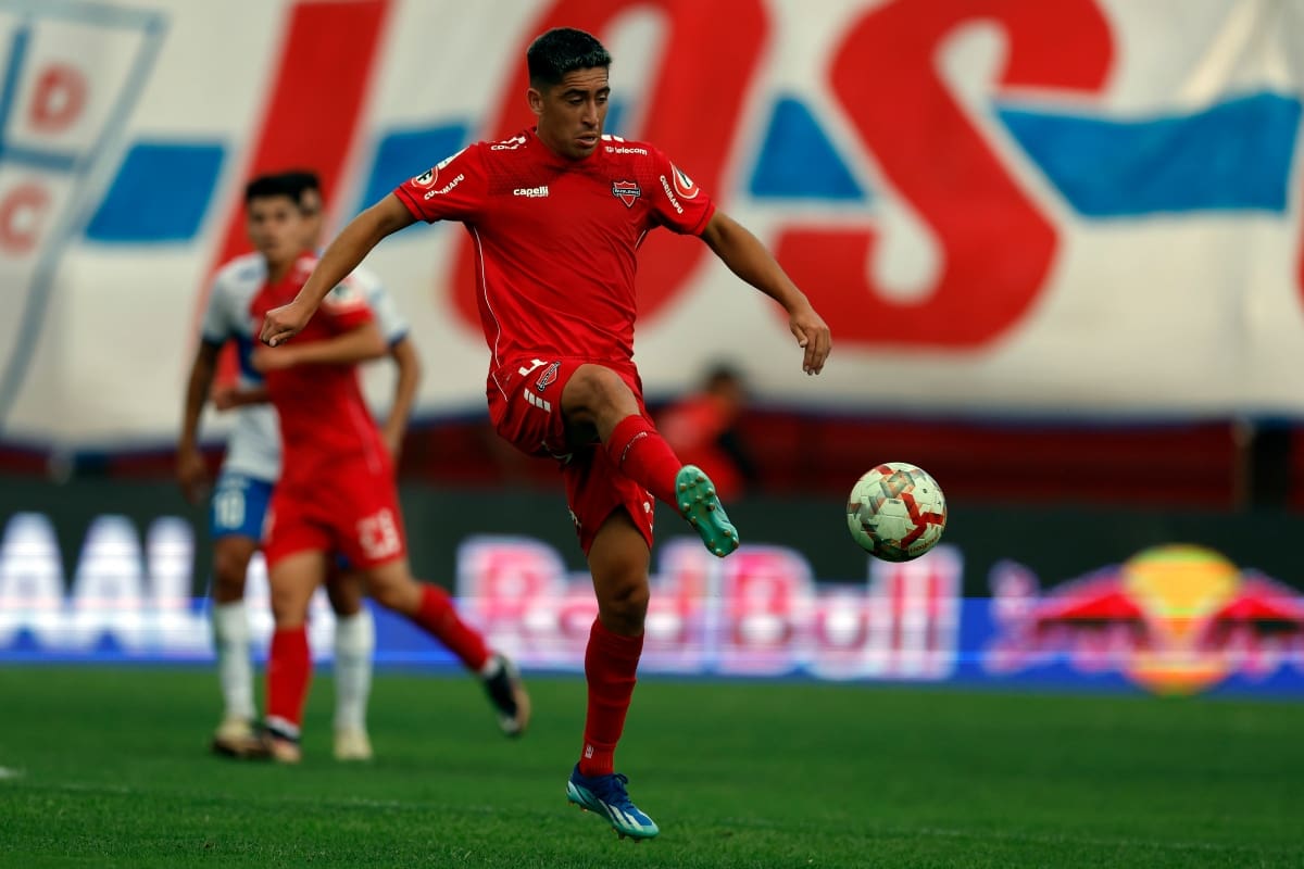 con la camiseta de Ñublense. Foto: Agencia Aton.