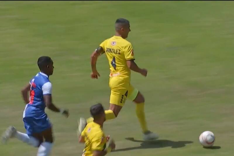 Rocky dudó y por la espalada arremetió el delantero de los Pumas para abrir la cuenta.