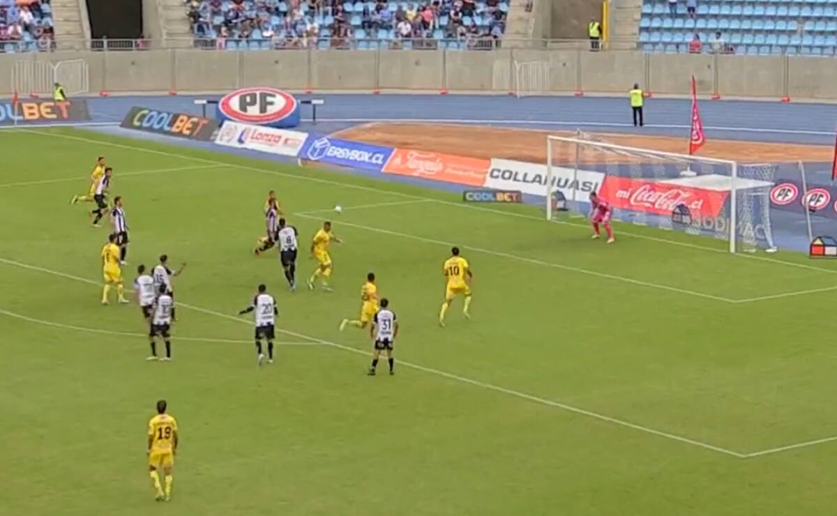 convirtiendo su gol contra Deportes Iquique.