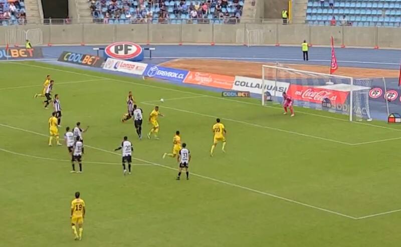 convirtiendo su gol contra Deportes Iquique.