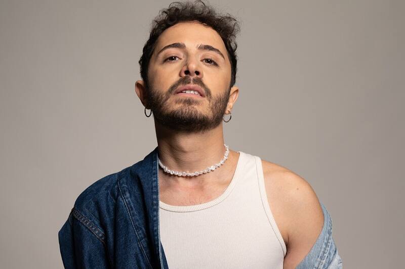 es un artista pop con 6 discos editados. Créditos: