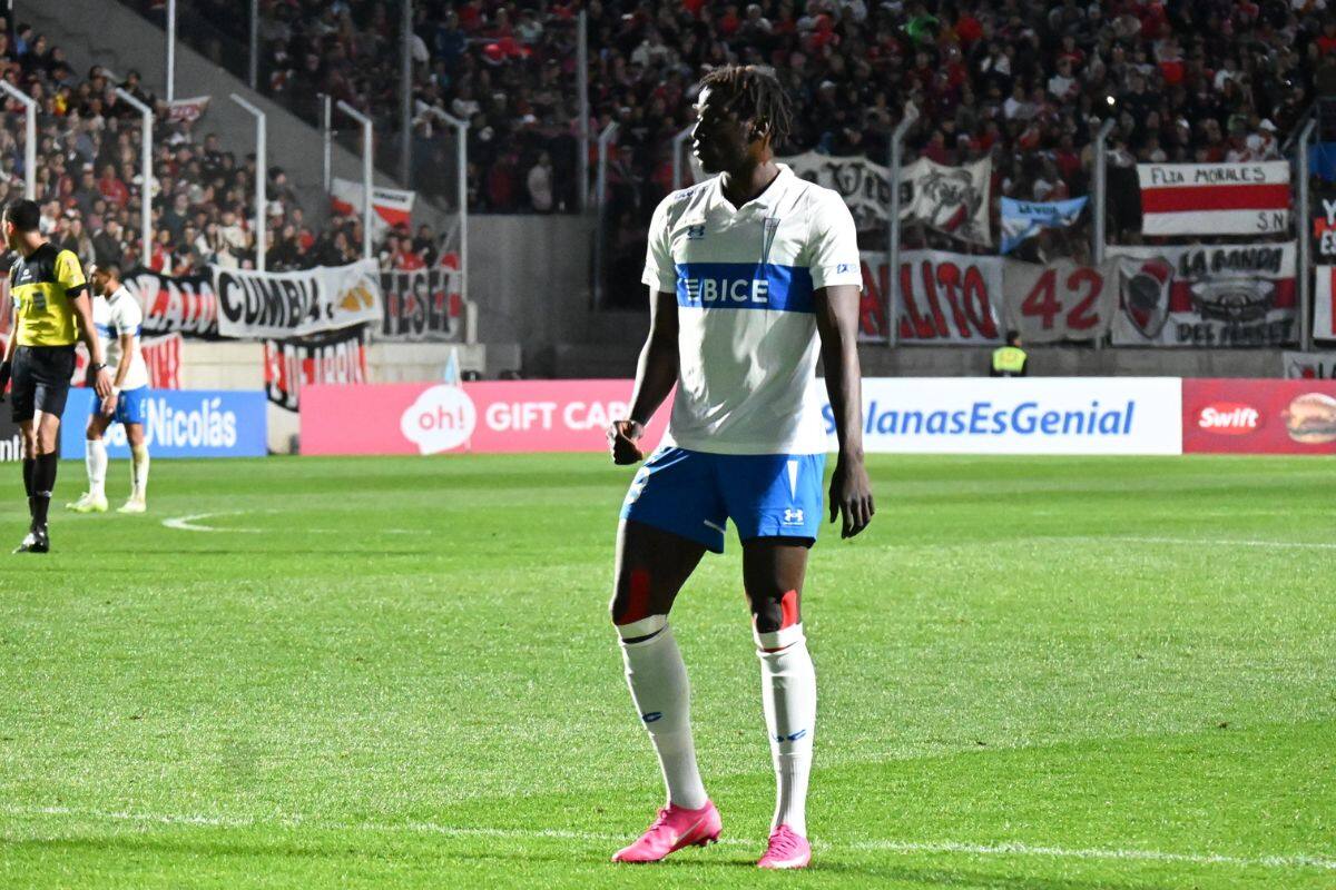 El delantero jugó sus primeros minutos en el primer equipo Cruzado, en el amistoso ante River Plate. Foto: @Cruzados
