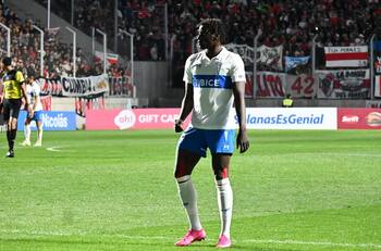 El cariñoso saludo de Universidad Católica al debutante Ousman Touray